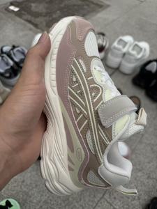 Venta al por mayor de fábrica, precio económico, en stock, zapatillas deportivas ligeras de PU para niñas con superficie de malla. - Product Image 2