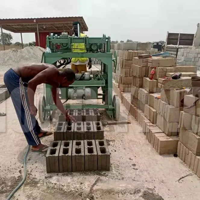 Движущаяся ручная электрическая машина для изготовления полых и бетонных блоков