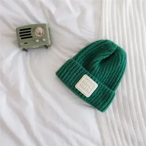 2021 chapeaux tricotés de haute qualité bonnet en tricot enfants chapeau de bébé d'hiver avec logo personnalisé