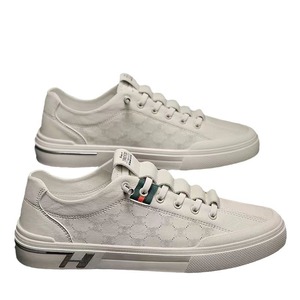 Baskets décontractées blanches pour hommes à enfiler, avec empeigne en cuir, semelle souple et élégantes pour le sport, le skateboard et la course à pied - Product Image 1