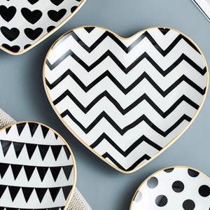 Platos de Postre Románticos en Forma de Corazón, Decoración de Mesa de Cerámica, Decoración del Hogar con Marco Dorado Geométrico en Blanco y Negro, Vajilla - Product Image 3