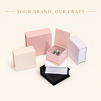 Scatola Portatile Magnetica Beige per Gioielli, Contenitore Semplice in Cartone per Anelli e Bracciali, Confezione a Forma di Libro