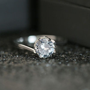 Anello Classico a Sei Punte con Zirconi, Gioiello Scintillante da Donna per Fidanzamento, Uso Quotidiano e Regalo - Product Image 2