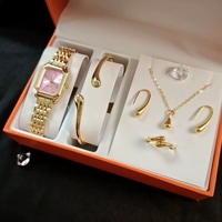 Design carré, style élégant et intemporel pour femmes. Mouvement à quartz pour une précision horaire sans échange de piles
