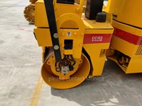 Petit compacteur à rouleau de compactage d'occasion essence diesel vibrant à double tambour 9hp Mini rouleau compresseur compact 2 tonnes