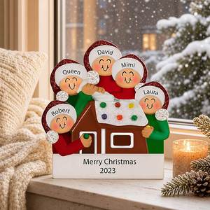 Ornement <span class=keywords><strong>de</strong></span> Noël en résine Maison <span class=keywords><strong>de</strong></span> pain d'épices familiale, avec décorations <span class=keywords><strong>de</strong></span> glaçage, bonbons, toit, pull, chapeau, et figurine espionnant, à suspendre sur l'arbre, cadeau <span class=keywords><strong>de</strong></span> haute qualité - Product Image 4