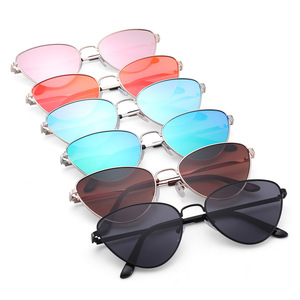Gafas de sol de ojo de gato metálicas para mujer Conchen, montura negra, lentes de PC, protección UV400, a la moda para viajes y salidas. - Product Image 2