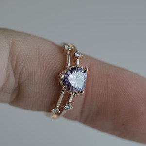 Elegante anello a forma di cuore per donna, design con pietra viola intarsiata, gioielli alla moda in tonalità rosa - Product Image 1