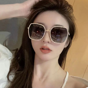 แว่นกันแดดทรงโลหะสำหรับผู้หญิง Qianai ป้องกันรังสียูวี 400 เลนส์โพลาไรซ์ PC แบบที่ 3 ดีไซน์วงแหวนคู่ - Product Image 4