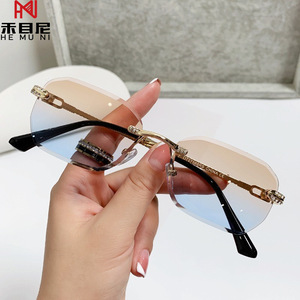 แว่นกันแดดทรงสี่เหลี่ยมไร้กรอบ รุ่นหรูหรา 8307 สำหรับผู้หญิง แบรนด์ดีไซเนอร์ กรอบไร้ขอบ เลนส์ไล่เฉดสี แฟชั่น - Product Image 3