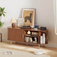 Meuble TV ovale en noyer de 55 pouces avec 2 prises de courant et ports USB, portes coulissantes cannelées, étagère réglable et 5 pieds dorés pour téléviseurs jusqu'à 60 pouces.