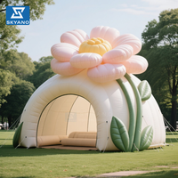 La tente gonflable géante en forme de fleur convient à la décoration des lieux d'événements en plein air