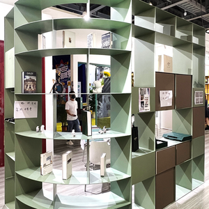 <span class=keywords><strong>Estante</strong></span> de libros de almacenamiento pequeño y alto de pared de <span class=keywords><strong>madera</strong></span> maciza <span class=keywords><strong>para</strong></span> el hogar único, estantería de aluminio inoxidable con sumador, estantería de 3 niveles con puertas - Product Image 4