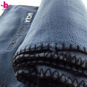 Couverture polaire légère certifiée GRS en gros, avec logo brodé personnalisé, couleur unie, cadeau d'entreprise, de voyage, OEM, confortable, OEKO - Product Image 4