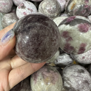 Bola de cristal de roca de piedra curativa pulida Natural al por mayor flor de ciruelo esfera de cristal de turmalina Rosa fengshui para Decoración - Product Image 5