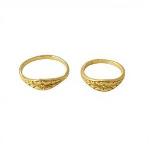Anillo de banda lisa con diseño de flores en latón chapado en oro, joyería clásica unisex para boda, joyería de moda boho minimalista en tendencia. - Product Image 1