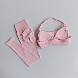 Conjunto de dos piezas de ropa interior deportiva OEM de fábrica: Top sin costuras con cuello halter y espalda hermosa, y leggings de fitness de <span class=keywords><strong>cintura</strong></span> <span class=keywords><strong>alta</strong></span> ajustados para mujer. - Product Image 4