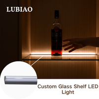 Étagère en verre trempé sur mesure de 8 mm avec éclairage LED, profil en aluminium, solution d'éclairage OEM pour mobilier d'hôtel YB2004-44