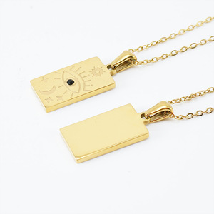 Collier pendentif carte de tarot en acier inoxydable plaqué or 18K PVD |   Collier carré avec pendentif Tarot pour femme - Product Image 1