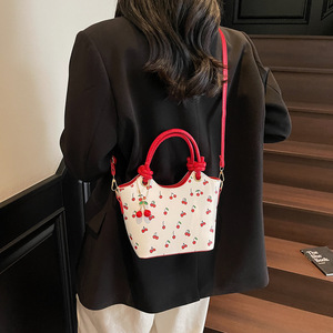Sac à main mini seau pour femme à imprimé cerises, avec poignée nouée et bandoulière amovible, porté épaule ou croisé - Product Image 4