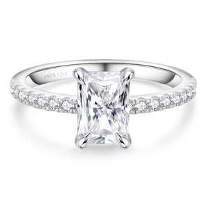 Anillo de Compromiso de Plata de Ley 925 con Baño de Oro Blanco de 14K y Diamante Moissanita de 1CT con Corte Radiante para Mujer - Product Image 2
