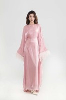 OEM Kundenspezifisches Logo Bescheidenes Elegantes Muslimisches Damenkleid aus Satin mit Weiten Ärmeln und Federverzierten Manschetten in Voller Länge