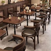 Ensemble table et chaises de salle à manger en bois massif rétro avec accoudoirs pour restaurants thématiques, bars à boissons, salons de thé, pâtisseries, restaurants japonais