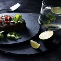 Assiettes rondes en ardoise, plateau en pierre pour sushi, vente en gros, assiette à dîner, plats de service noirs pour la restauration, hôtel