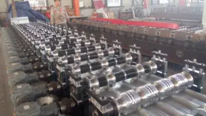 PLC kiểm soát cuộn dây nhôm tấm kim loại siding cuộn tạo thành máy để bán