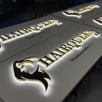 Lettres en relief inversées avec panneau de support thermolaqué |   Effet halo LED pour façade de bâtiment