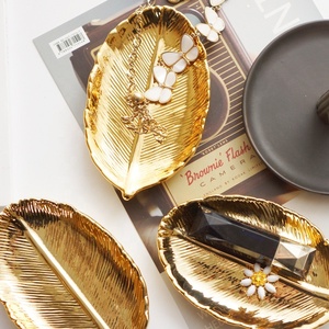 أطباق سيراميك مطلية بالذهب على شكل ورقة شجر - Product Image 2