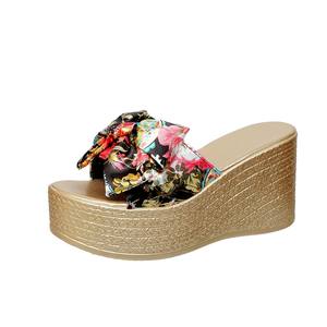 Nouveau Style ouvert bout <span class=keywords><strong>éponge</strong></span> gâteau fond épais imprimé une ligne pantoufles pour décontracté grande taille pente talon <span class=keywords><strong>plage</strong></span> femmes pantoufles - Product Image 5
