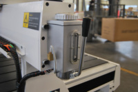 Fresadora CNC para Madera: Una máquina diseñada para aplicaciones de grabado, capaz de trabajar con metal blando, acrílico y madera.