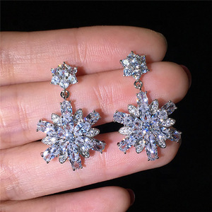 Orecchini Pendenti a Fiore di Ghiaccio per Donne, Gioielli Eleganti e Creativi per Uso Quotidiano - Product Image 1