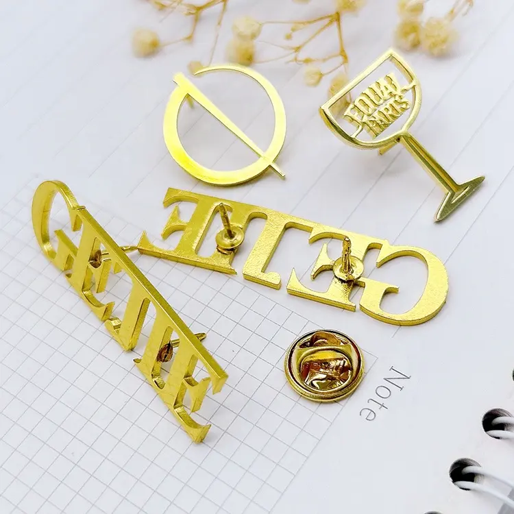 Kişiselleştirilmiş özel logo metal adı marka emniyet pimi kadınlar için altın harf broş pin rozeti oymak