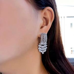 ต่างหูระย้าทรงหยดน้ำประดับเพชรซิคอนทรงลูกแพร์ 3A ชุบโรเดียม ดีไซน์หรูหราสำหรับผู้หญิง งานแต่งงาน รูปทรงพืช ทำจากทองเหลือง - Product Image 2