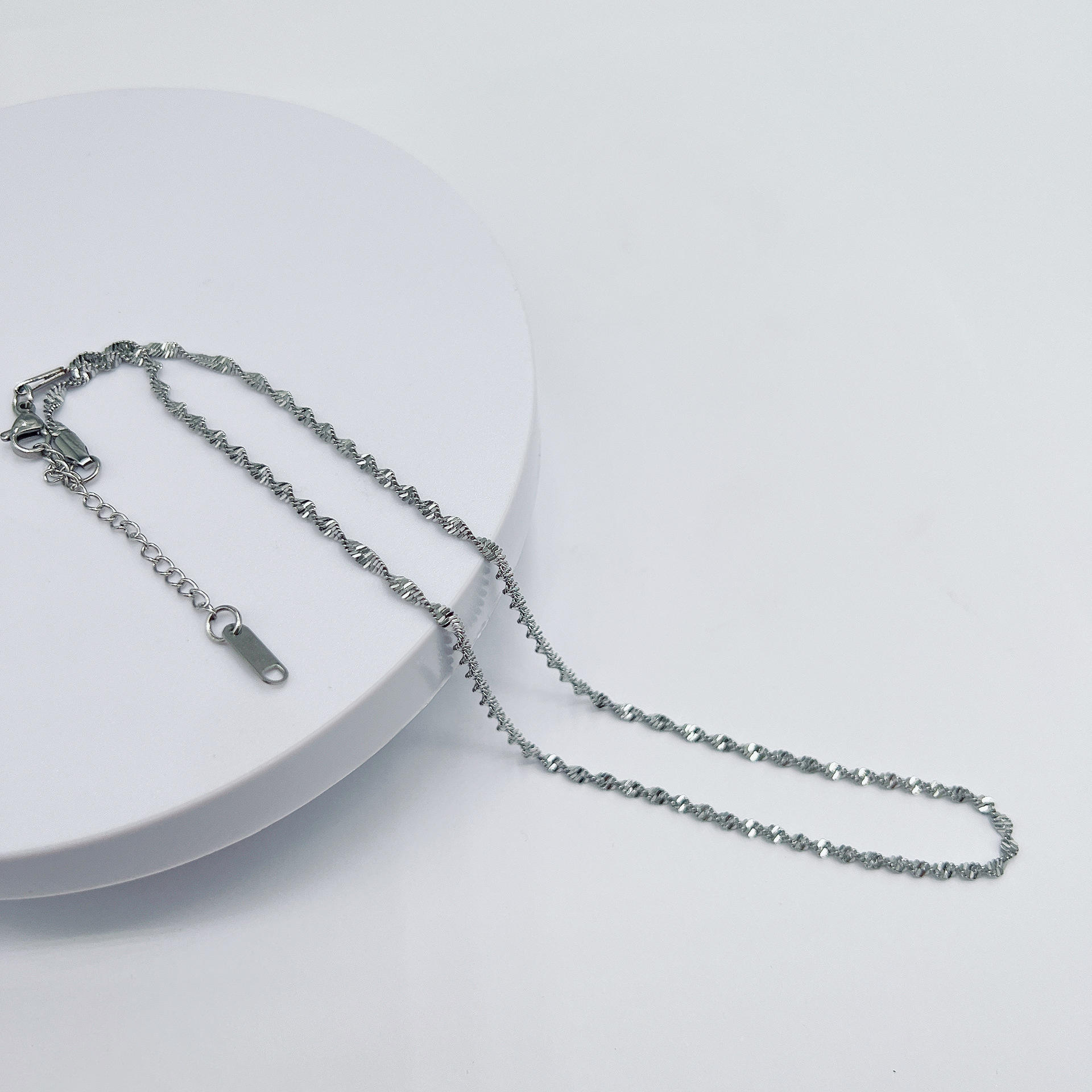 โซ่คลื่นน้ำสีขาว