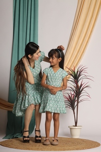 2024 Collection meilleure qualité femmes été robes décontractées à manches courtes floral col en V mi-long imprimé fleuri Mini bouton - Product Image 2