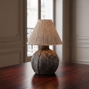 La lampe de table, de bureau ou de chevet en céramique wabi sabi minimaliste parfaite, avec ampoule E27 et interrupteur au pied de lampe. - Product Image 2