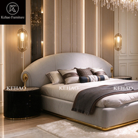 Lit capitonné de luxe avec tête de lit incurvée, taille King Size, en velours moderne avec accents métalliques dorés pour chambre principale de villa