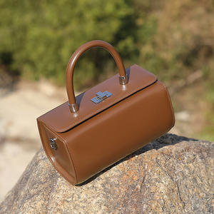 Bolso de mano cuadrado pequeño de cuero vacuno de alta gama para mujer, estilo moderno y sencillo, bolso bandolera de cuero tipo caja para mujer - Product Image 5