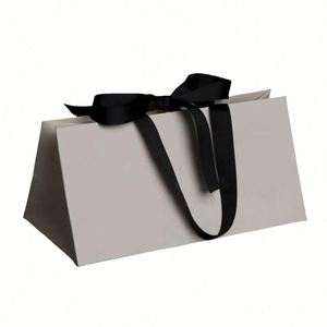 ถุงกระดาษช้อปปิ้งแบบมีหูหิ้วริบบิ้นหรูหราสั่งทำพิเศษ ถุงของขวัญกระดาษพิมพ์ลายตามสั่งพร้อมโลโก้ของคุณเอง - Product Image 3