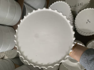 Assiettes à dîner en céramique blanche gaufrée avec bordure fleurie en porcelaine à motif nordique pour les desserts, pour la maison <span class=keywords><strong>et</strong></span> les restaurants. - Product Image 2