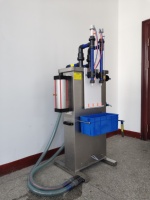 Remplisseur de liquide corrosif à piston double tête semi-automatique Machine de remplissage de liquide de bouteille de nettoyant pour toilettes harpique