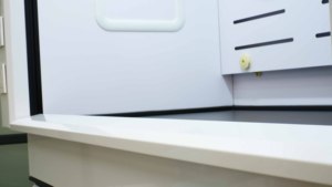 La ventola di scarico della cappa chimica di laboratorio è posizionata sul <span class=keywords><strong>tavolo</strong></span> da laboratorio/panca facile da configurare facile da progettare - Product Image 6