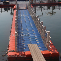 Pont flottant modulaire en HDPE pour bateau avec plateforme en cubes de ponton articulée pour quai de marina