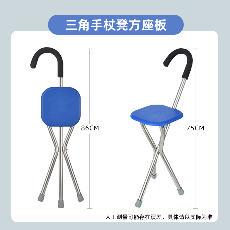 Tabouret triangulaire en rotin avec base carrée et assise bleue.