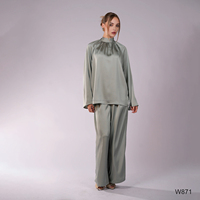 Ensemble coordonné musulman deux pièces en satin à col montant, avec chemisier à nœud à nouer au dos et manches évasées, et pantalon à taille élastique et jambes larges, tenue modeste