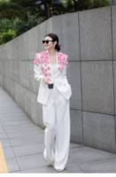 Blazer noir élégant et personnalisé VV Wholesale, idéal pour les affaires, les soirées et les occasions formelles, orné de roses rouges en 3D