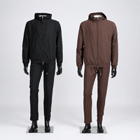 Survêtement technique de luxe pour hommes avec tissu technique respirant, idéal pour les occasions décontractées et sportives